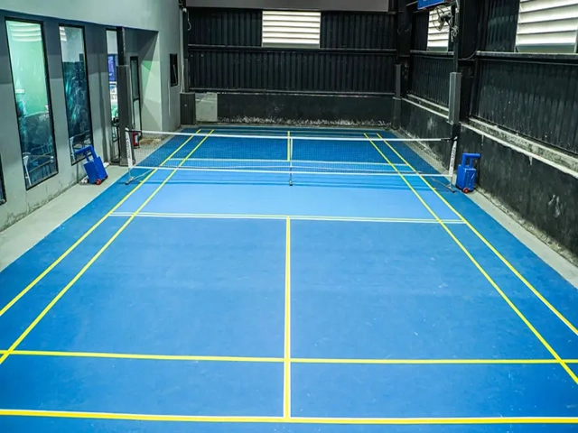 Xây chung mặt sân cầu lông - pickleball cao cấp 8 lớp sơn có 10% Hạt Cao Su DecoTurf USA trên nền ciment